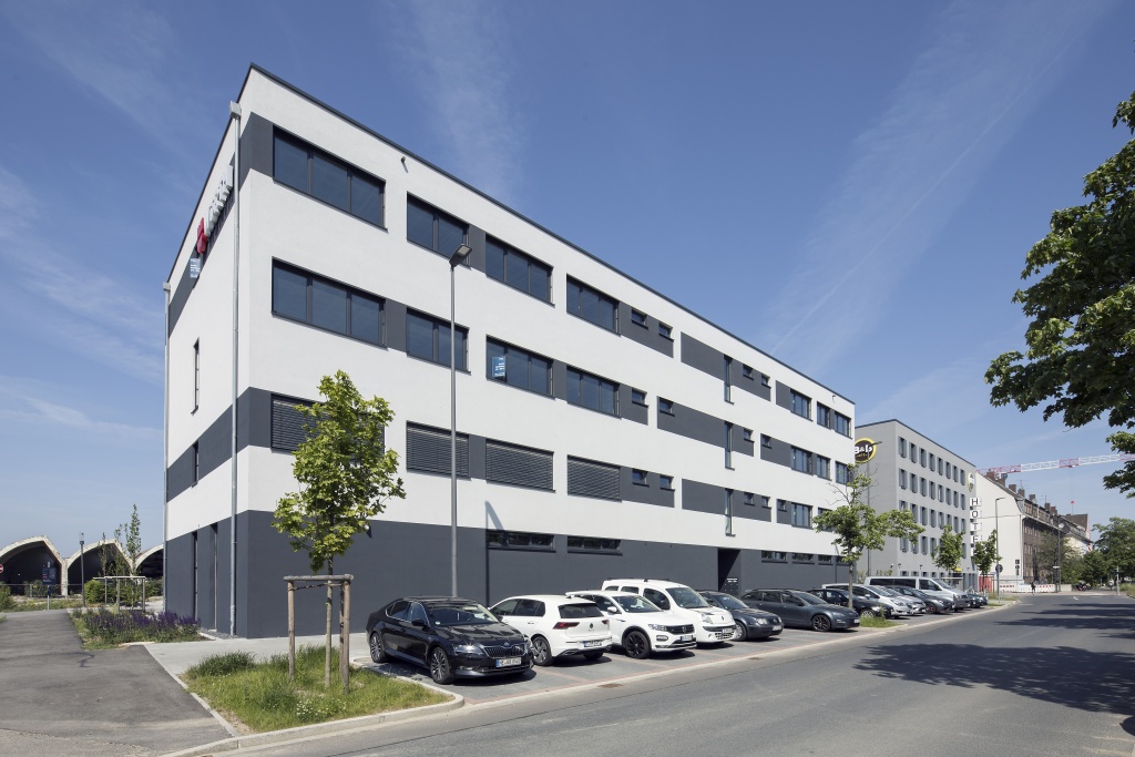 Das viergeschossige Bürogebäudeist das zweite ge­werbliche Gebäude an der Düsseldorfer Straße, das im Rahmen der Grundstücksentwicklung für das neue Stadtquartier im Neusser Barbaraviertel von der bema Gruppe errichtet wird.